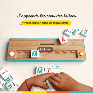 Un enfant travaille les sons des lettres sur la station